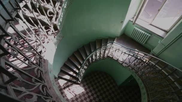 Eski, terk edilmiş binada Grunge döner merdiven — Stok video