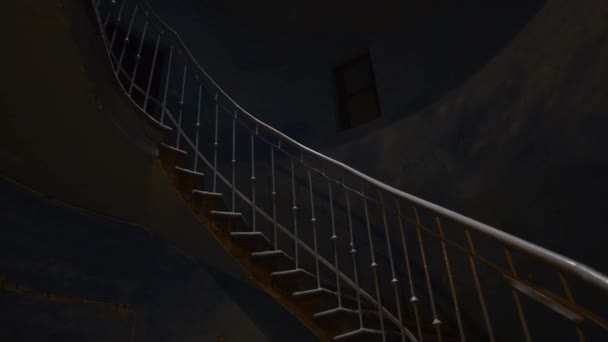 Escadaria espiral velha e grunge, ponto de vista abstrato — Vídeo de Stock