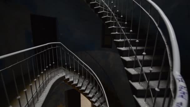 Старая и гранж лестница панорама — стоковое видео