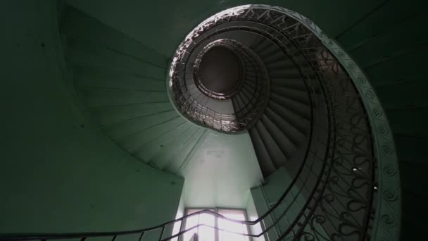 Grunge, escalier en colimaçon vert 