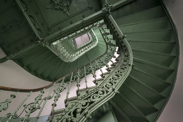 Vintage, escalera de caracol verde — Foto de Stock