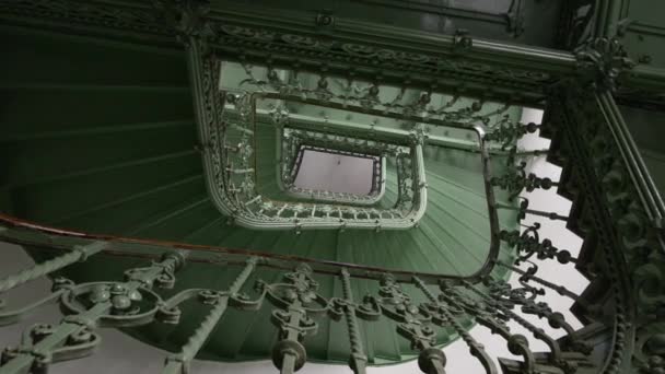 Grunge，在旧的绿色螺旋楼梯被遗弃的建筑物 — 图库视频影像