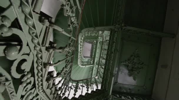 Grunge, vieil escalier vert dans un bâtiment abandonné 