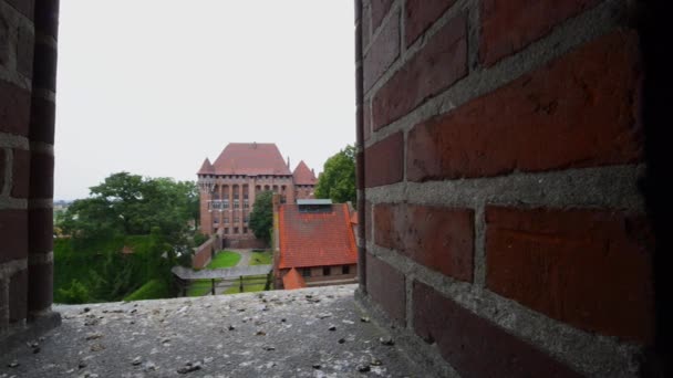 Вид из окна на старый замок в Мальборке, также известный как Мариинка — стоковое видео