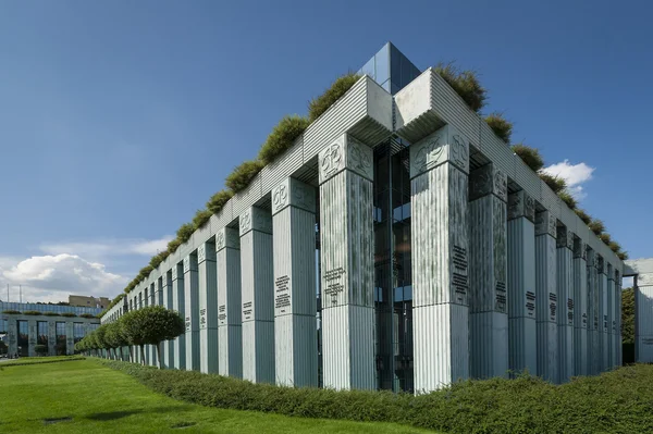 Moderno edificio de la Corte Suprema en Varsovia — Foto de Stock