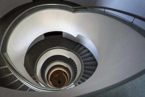 Escalier abstrait dans un bâtiment moderne — Photo