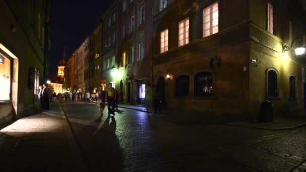 Rua Old Town em Varsóvia, Polônia. Cena noturna . — Vídeo de Stock