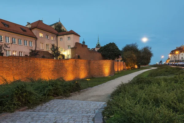 Foto nocturna de las murallas, Varsovia alrededor del casco antiguo —  Fotos de Stock