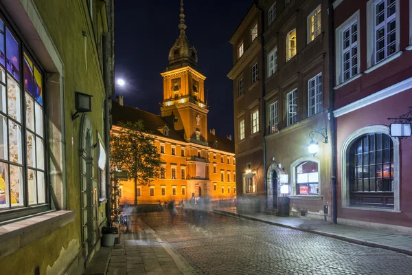 Oude stad straat 's nachts met uitzicht naar Koninklijk Paleis in Warschau — Stockfoto