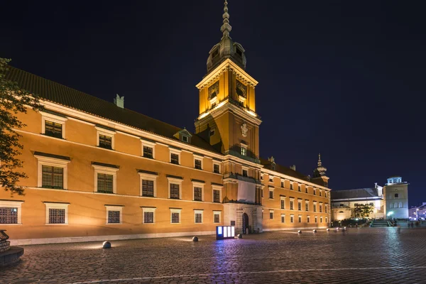 Королівський палац (Zamek Krolewski) на ніч у Варшаві — стокове фото