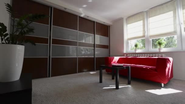 Arredamento soggiorno moderno con divano rosso — video stock ... Arredamento living moderno