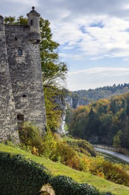 Torre de pieskowa skala castillo con paisaje de otoño