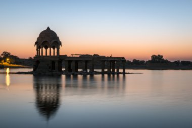 Kutsal gadi sagar Gölü jaisalmer, bir taş kule