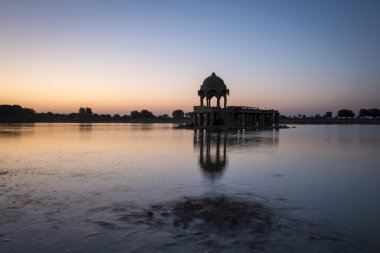 Sunrise jaisalmer kutsal gadi sagar Gölü üzerinde