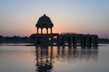 Kutsal gadi sagar Gölü jaisalmer, bir taş kule