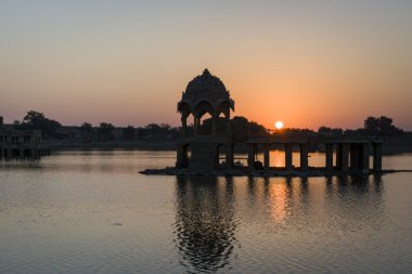 gadi sagar Gölü, jaisalmer taş kule üzerinde gündoğumu
