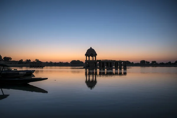 Posvátné gadi jezera ve městě jaisalmer, Indie — Stock fotografie