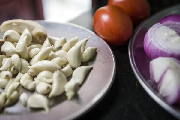 Ajo fresco, cebolla y tomate en plancha metálica — Foto de Stock