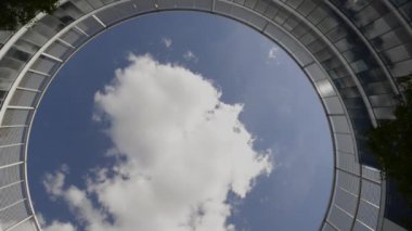 Varşova şehir merkezinde bulunan modern mimarisi üzerinde mavi gökyüzü