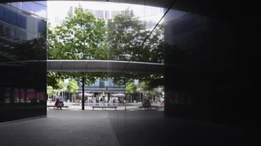 Varşova şehir merkezinde, Polonya modern ofis mimarisi.