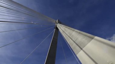 bulutlu, mavi gökyüzü gün boyunca modern köprüde süspansiyon