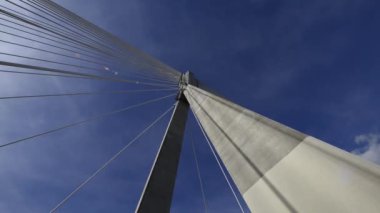 Mavi gökyüzü gün boyunca modern köprüde süspansiyon