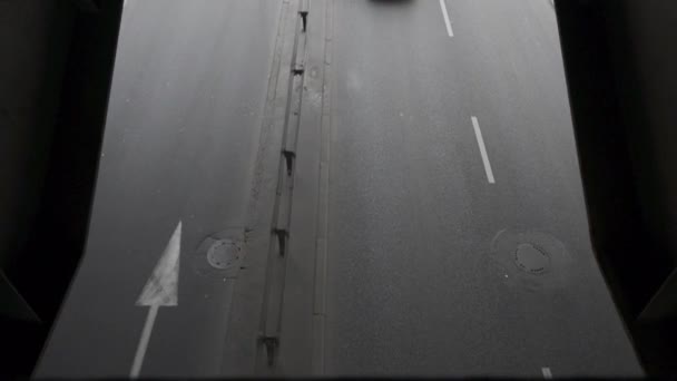 Onder de brug - snelweg in Warschau, Polen — Stockvideo