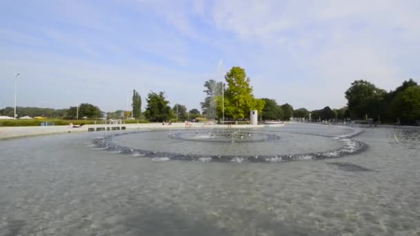 Las fuentes danzantes Ciudad Vieja de Varsovia, Polonia — Vídeos de Stock