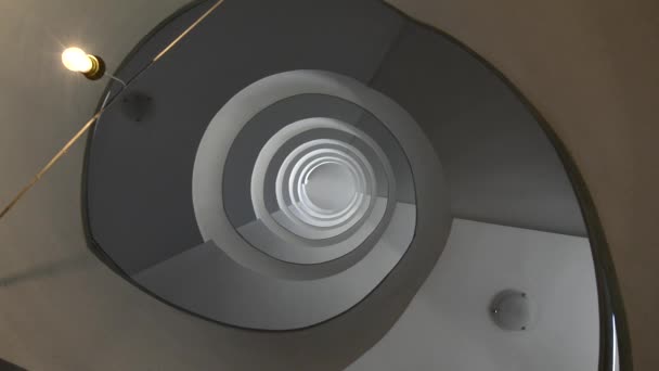 Escalier moderne en colimaçon, vue de bas en haut — Video