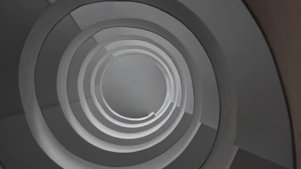 Escaliers en colimaçon dans un bâtiment moderne 