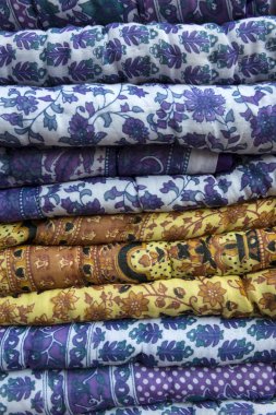 mavi ve sarı Hint battaniye yığını