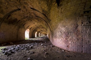 Polonya eski, terk edilmiş brickyard (içinde soba)