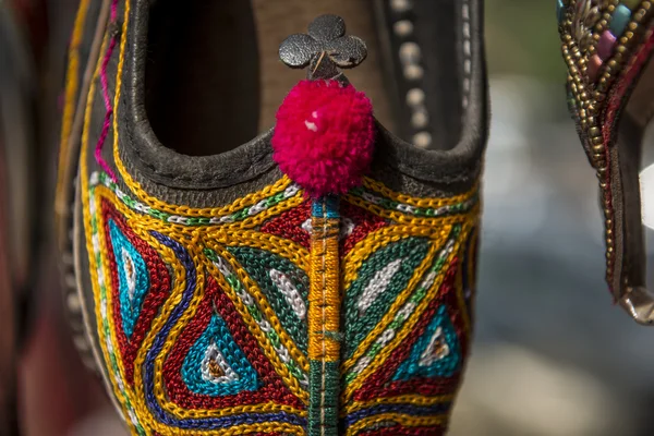 Färgglada indisk stil damer tofflor — Stockfoto