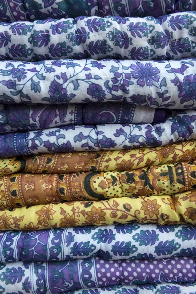 mavi ve sarı Hint battaniye yığını