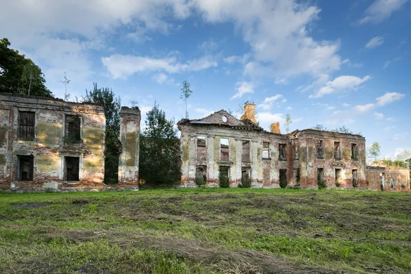 Temné ruiny staré barokní palác v gladysze, Polsko — Stock fotografie