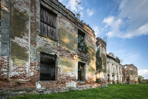 Ruínas do antigo palácio barroco em Gladysze, Pomerânia, Polónia — Fotografia de Stock