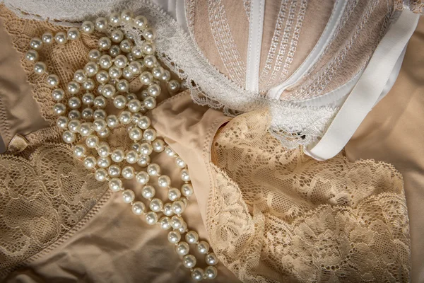Sutiã feminino, perlas e roupas íntimas — Fotografia de Stock