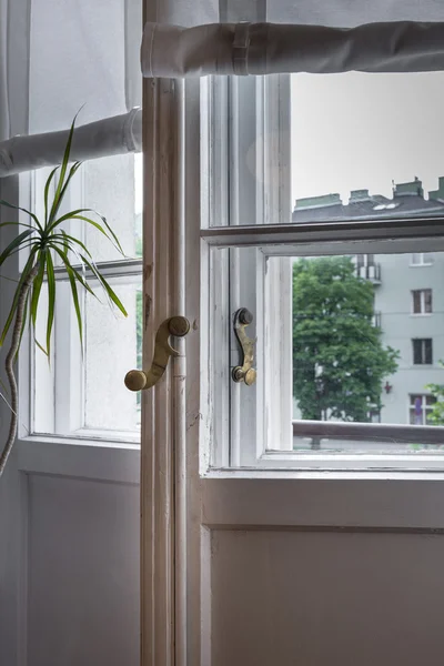 Oude, vintage vensteringang — Stockfoto