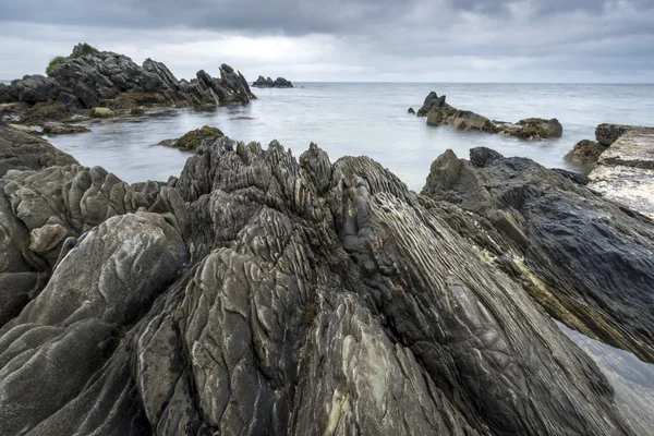 Klippiga irländska kusten i norra Irland — Stockfoto