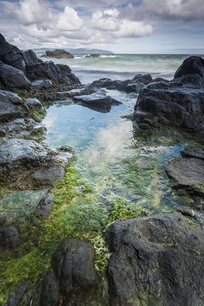 Rocky Irlanda del Nord paesaggio costiero — Foto Stock