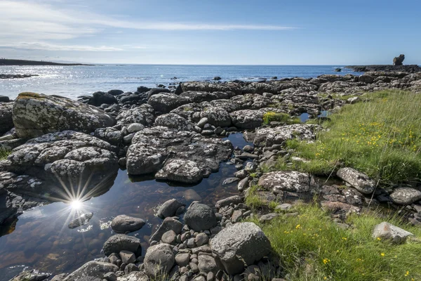 岩の多い海岸線の北アイルランドの風景 — ストック写真