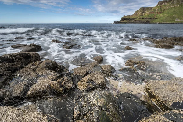 Irlanda do Norte paisagem marinha rochosa — Fotografia de Stock