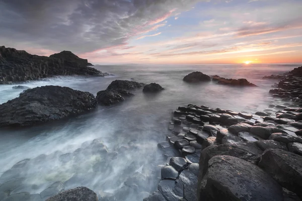 Puesta de sol sobre la Calzada de los Gigantes, Irlanda del Norte —  Fotos de Stock