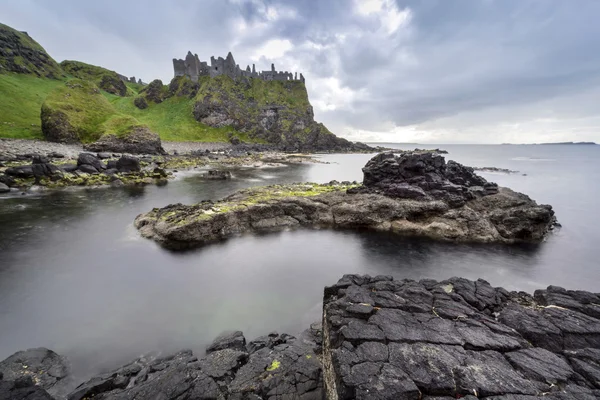 Dunluce Castle ein berühmtes Wahrzeichen Irlands — Stockfoto