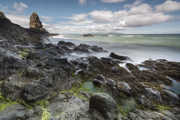 Irlanda del Norte paisaje rocoso costero —  Fotos de Stock