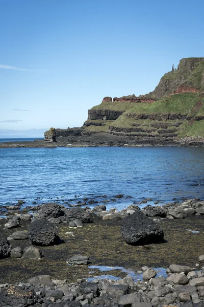 Rotsachtige kustlijn de giants causeway — Stockfoto