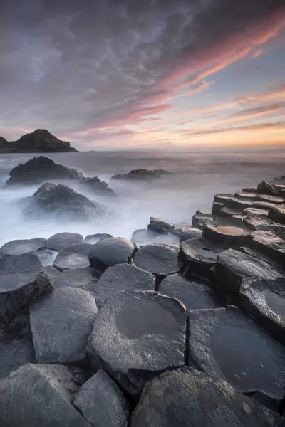 Puesta de sol sobre la Calzada de los Gigantes, Irlanda del Norte —  Fotos de Stock