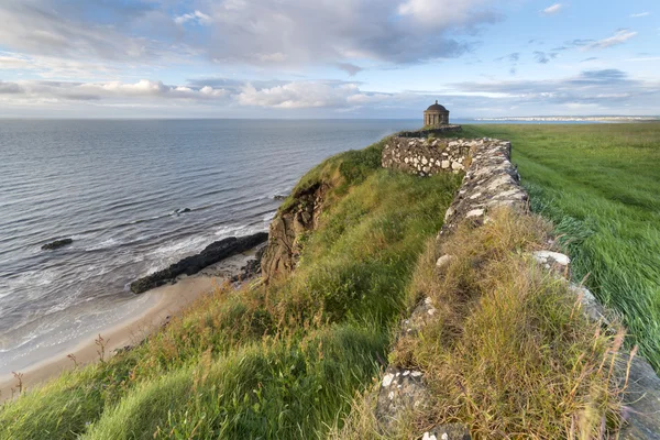 Морське узбережжя з Castlerock (Mussenden Temple) — стокове фото