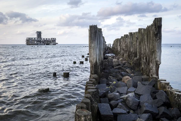 Vieille jetée en bois et ruines de l'usine de torpilles — Photo