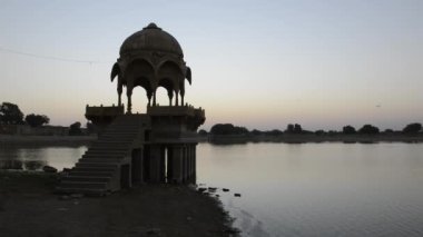 Sunrise jaisalmer kutsal gadi sagar Gölü üzerinde